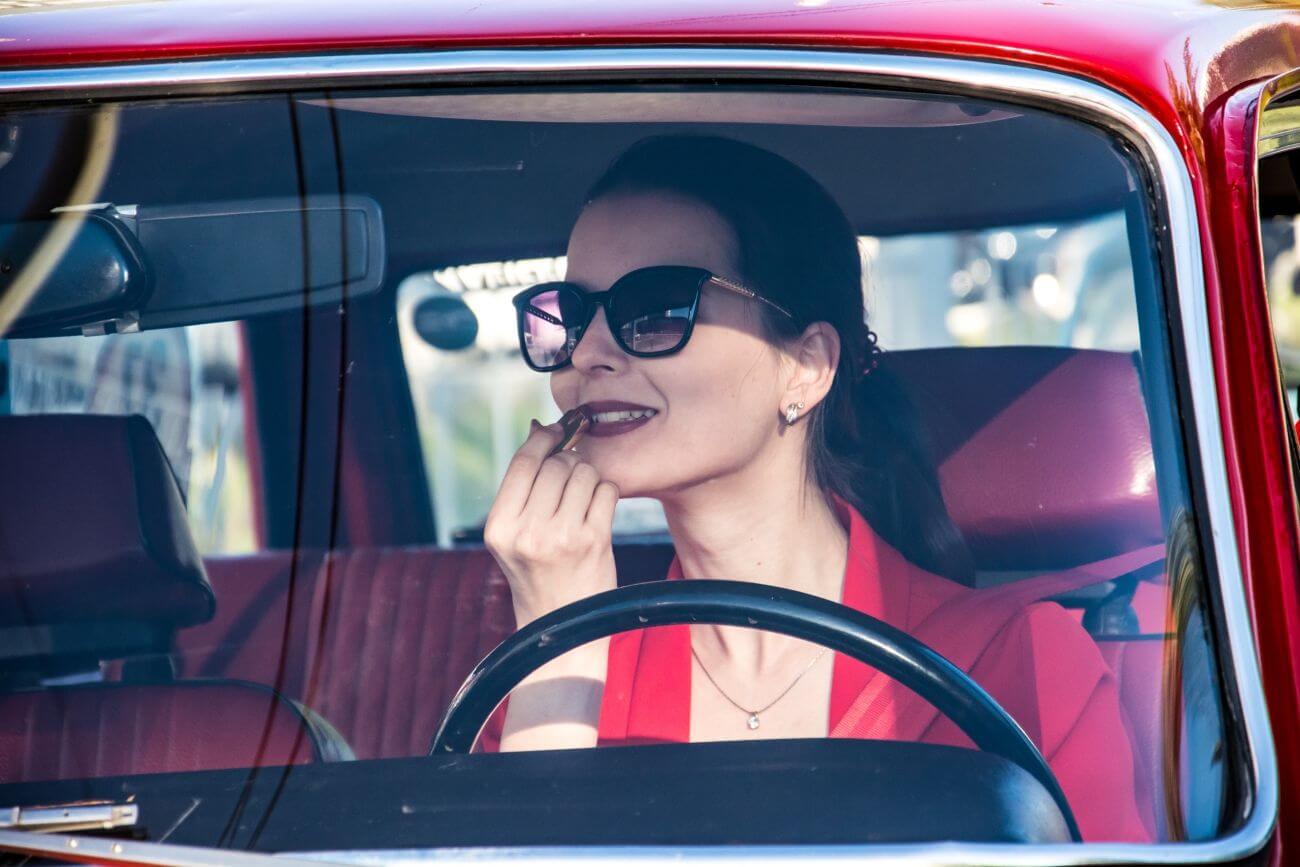 Prowadzenie samochodu a makijaż – co grozi za robienie makijażu podczas jazdy?